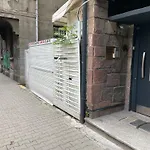 Large 2-Bedroom Centre Art Apartment