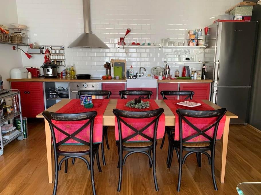 Large 2-bedroom Centre Art Apartament