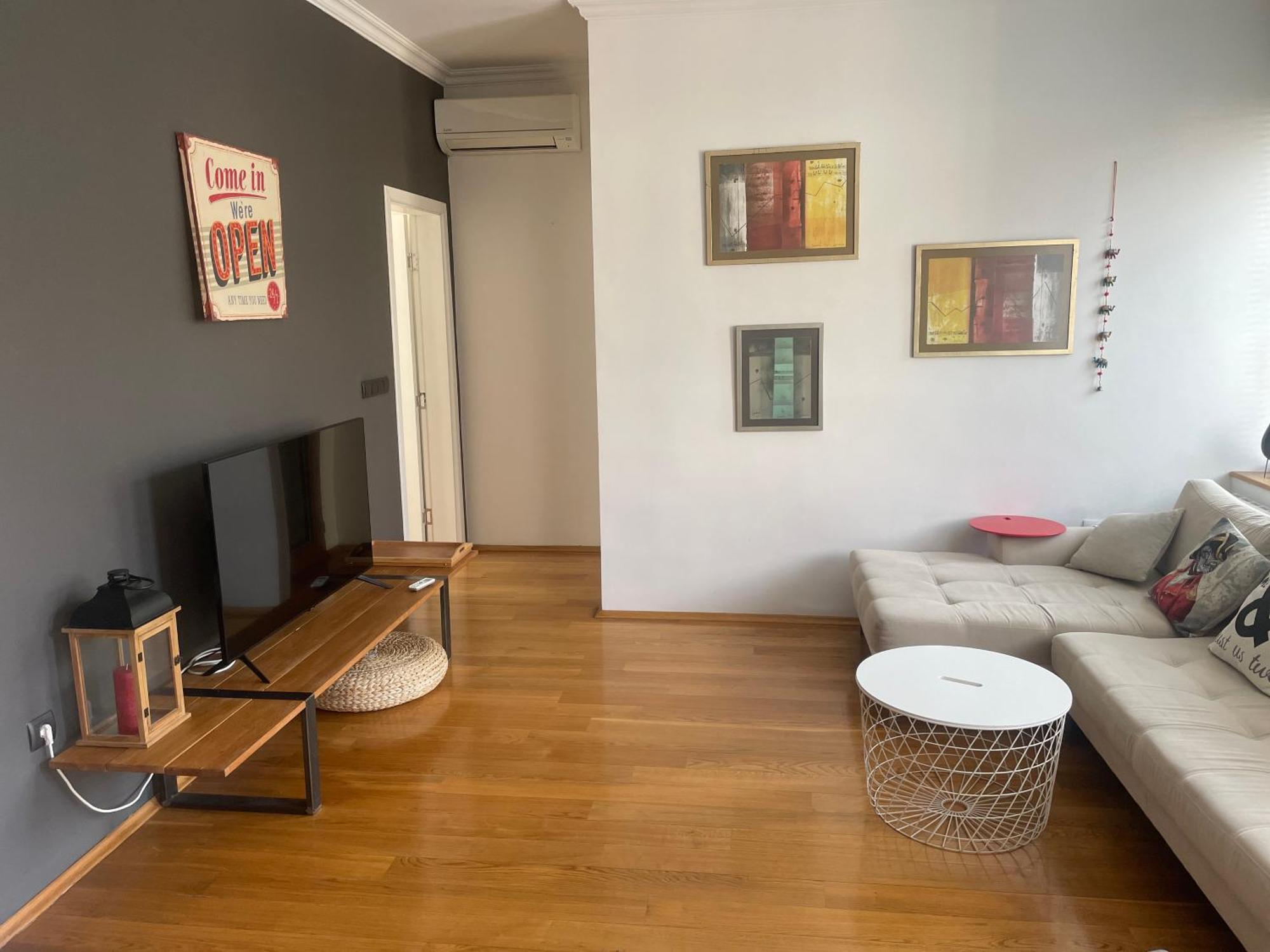 Large 2-bedroom Centre Art Apartament