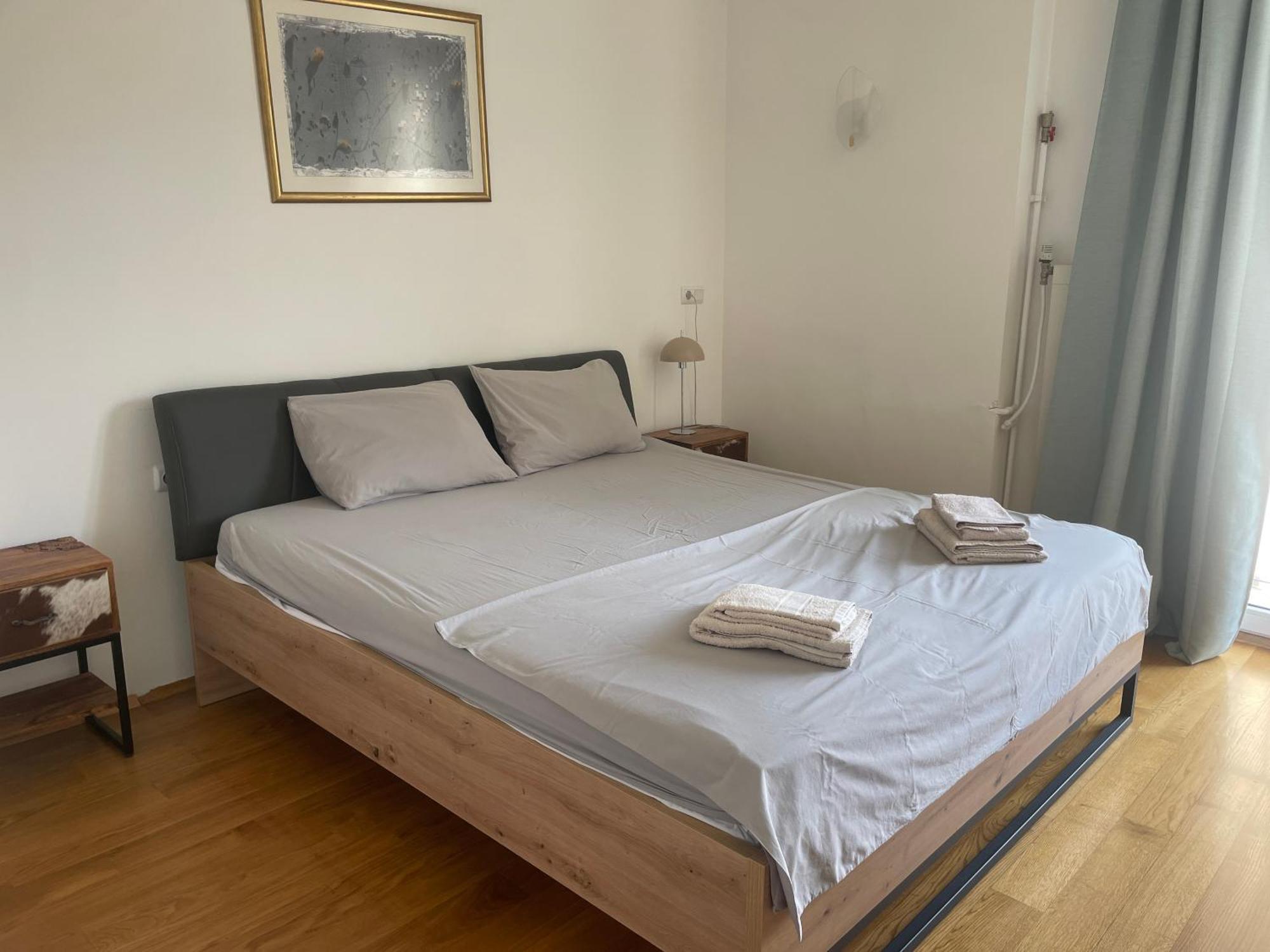 Large 2-bedroom Centre Art *